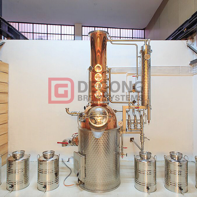 Distillatore della torre della vodka dell'attrezzatura di distillazione dell'alcool della famiglia di rame di 100L 200L 300L