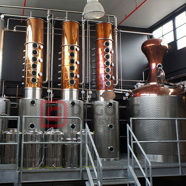 1000L 2000L 3000L Apparecchiatura per distillazione di rame con piastre con tappo a bolle Gin Vodka Whisky Distillery